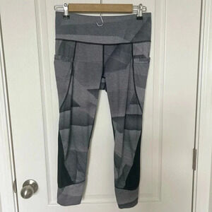 Athleta Printed Surge Relay 2.0 Capri Crop Leggins Black Small